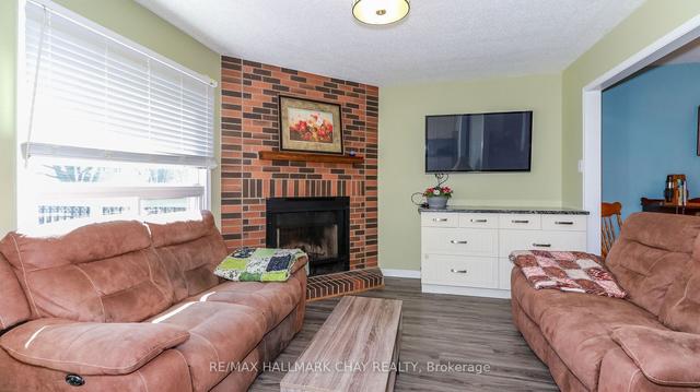 26 Wallace Dr, House attached with 3 bedrooms, 4 bathrooms and 5 parking in Barrie ON | Image 17