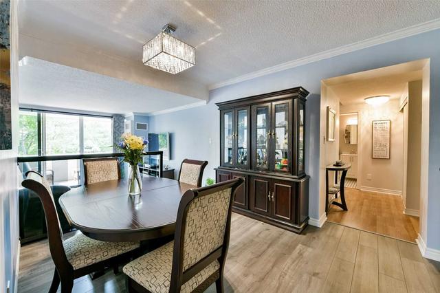 212 - 250 Scarlett Rd, Condo with 2 bedrooms, 2 bathrooms and 1 parking in Toronto ON | Image 4