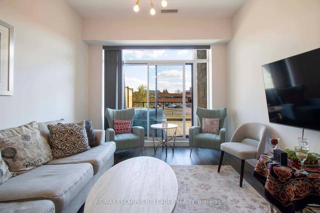 113 - 1 Redfern Ave, Condo with 1 bedrooms, 1 bathrooms and 1 parking in Hamilton ON | Image 4