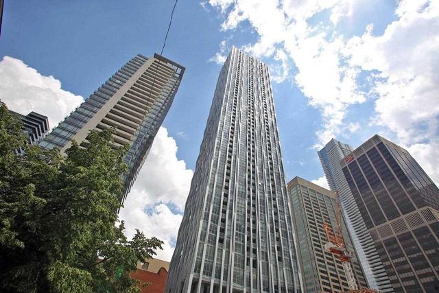 2002 - 1 Yorkville Ave, Condo with 2 bedrooms, 2 bathrooms and 0 parking in Toronto ON | Image 1
