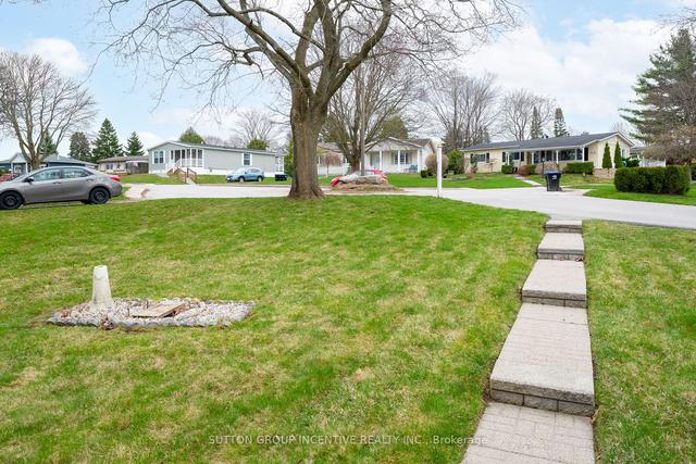 12 Pine Hill Court Crt, House detached with 2 bedrooms, 2 bathrooms and 2 parking in Innisfil ON | Image 12