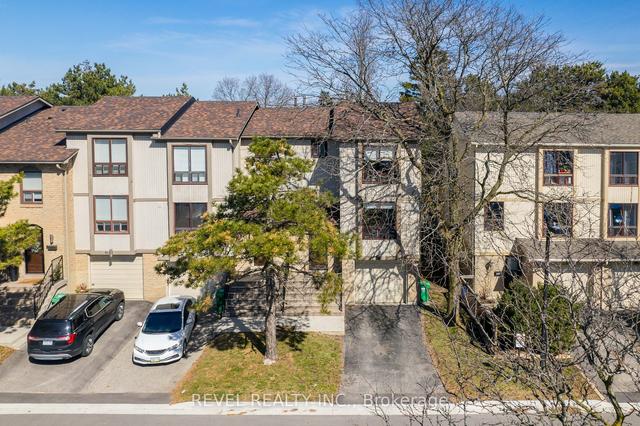 63 Guildford Cres, Townhouse with 3 bedrooms, 2 bathrooms and 2 parking in Brampton ON | Image 1