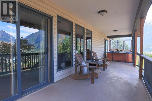 102 Pine Ridge Road, House detached with 2 bedrooms, 3 bathrooms and null parking in Lillooet BC | Image 12