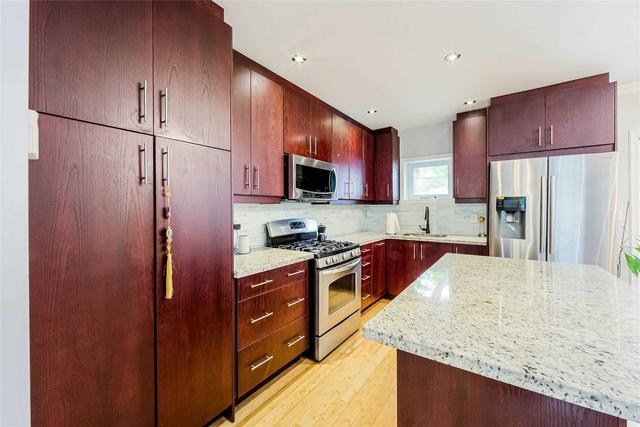 34 Roseneath Gdns, House semidetached with 3 bedrooms, 2 bathrooms and 1 parking in Toronto ON | Image 5