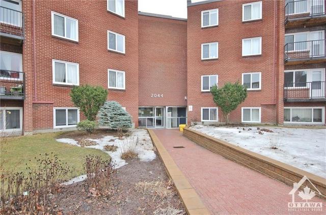 102c - 2044 Arrowsmith Drive, Condo with 2 bedrooms, 1 bathrooms and 1 parking in Ottawa ON | Image 1