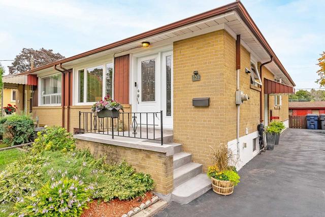 131 Langden Ave, House semidetached with 3 bedrooms, 2 bathrooms and 4 parking in Toronto ON | Image 1
