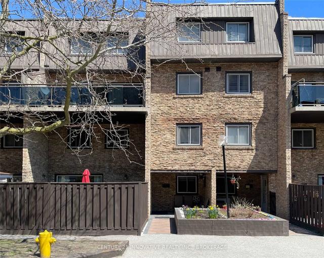 55 - 130 Ling Rd, Townhouse with 3 bedrooms, 2 bathrooms and 1 parking in Toronto ON | Image 1