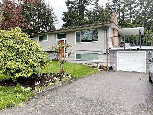 15675 Russell Avenue, House detached with 4 bedrooms, 2 bathrooms and 3 parking in White Rock BC | Card Image