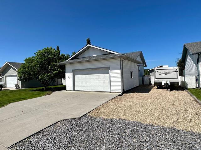 82 Poplar Drive, House detached with 5 bedrooms, 3 bathrooms and 6 parking in Whitecourt AB | Image 2
