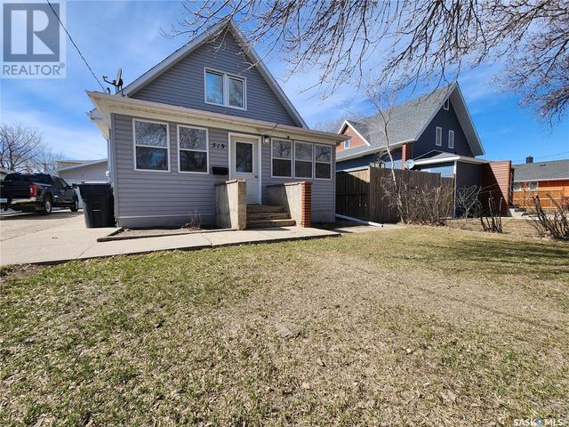 519 King Street, House detached with 3 bedrooms, 2 bathrooms and null parking in Weyburn SK | Image 3