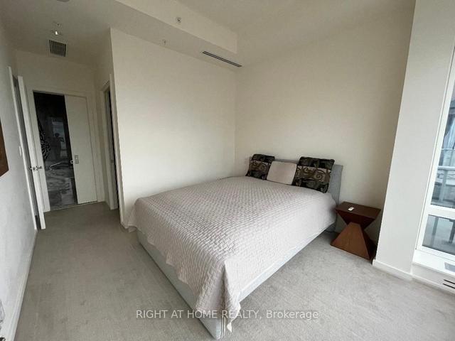 5607 - 180 University Ave, Condo with 1 bedrooms, 1 bathrooms and 1 parking in Toronto ON | Image 4
