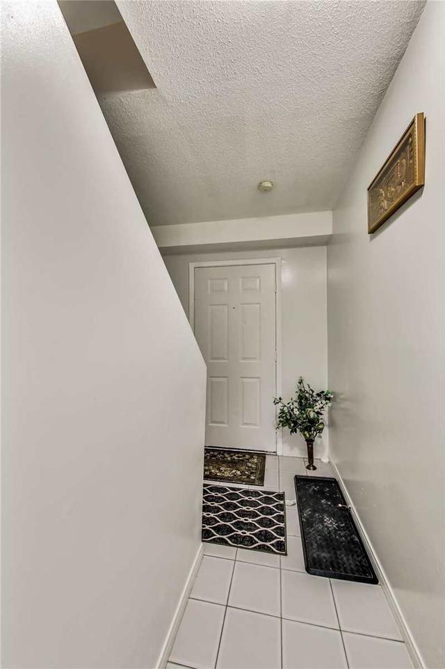c - 22 Bond St, Townhouse with 3 bedrooms, 2 bathrooms and 2 parking in Brantford ON | Image 23