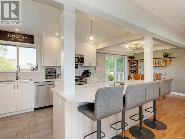 3240 Eldon Pl, House detached with 5 bedrooms, 2 bathrooms and 2 parking in Saanich BC | Image 5
