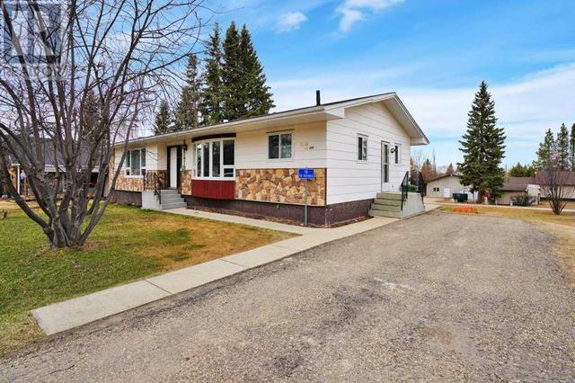 18 50 Avenue, House detached with 3 bedrooms, 1 bathrooms and 2 parking in Ponoka County AB | Image 2