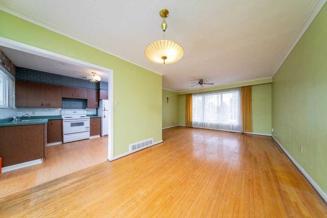 29 Wantanopa Cres, House detached with 3 bedrooms, 2 bathrooms and 3 parking in Toronto ON | Image 32