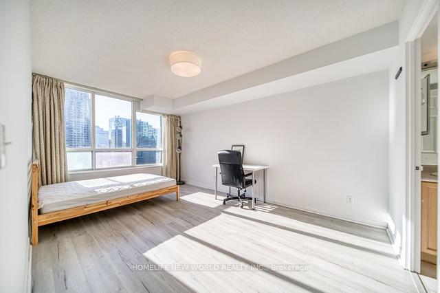1606 - 18 Parkview Ave, Condo with 3 bedrooms, 2 bathrooms and 1 parking in Toronto ON | Image 7