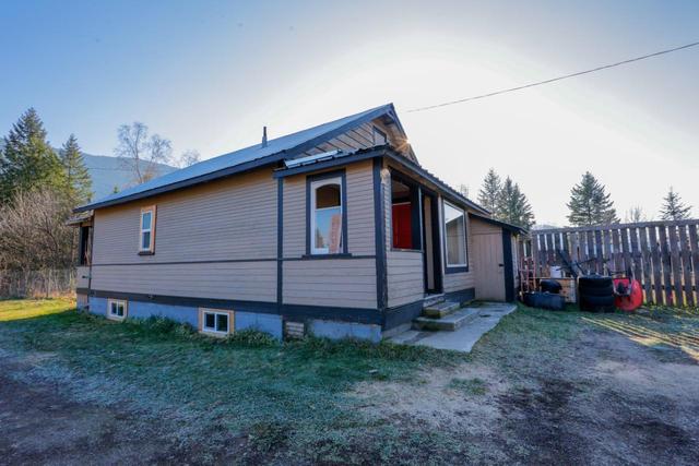 2363 Highway 3a, House detached with 7 bedrooms, 1 bathrooms and 2 parking in Central Kootenay I BC | Image 14