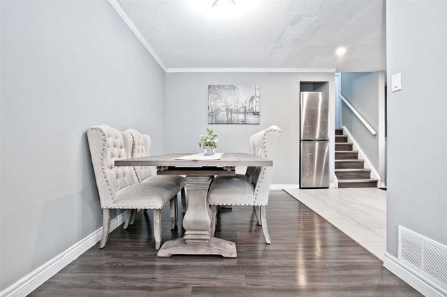 1121 Valley Crt, House semidetached with 3 bedrooms, 2 bathrooms and 4 parking in Oshawa ON | Image 2
