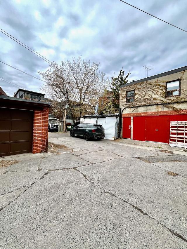 657 Bloor St W, House semidetached with 5 bedrooms, 1 bathrooms and 2 parking in Toronto ON | Image 7