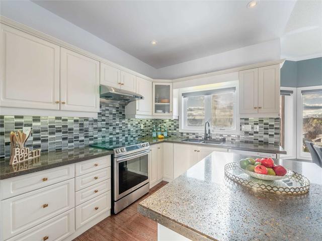 444 Oak St, House detached with 3 bedrooms, 4 bathrooms and 6 parking in Newmarket ON | Image 2