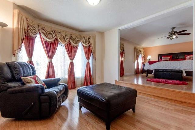 15 Stonechurch Cres, House detached with 5 bedrooms, 5 bathrooms and 4 parking in Markham ON | Image 3