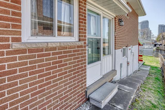 19 Manorglen Cres, House detached with 3 bedrooms, 2 bathrooms and 3 parking in Toronto ON | Image 22