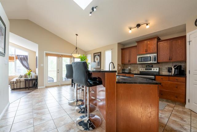 318 Mt Sunburst Way W, House detached with 4 bedrooms, 3 bathrooms and 4 parking in Lethbridge AB | Image 3