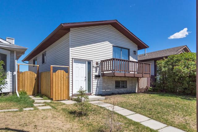 64 Whitworth Road Ne, House detached with 4 bedrooms, 2 bathrooms and 2 parking in Calgary AB | Image 2