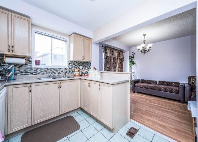 34 Brisbane Crt, Townhouse with 3 bedrooms, 3 bathrooms and 1 parking in Brampton ON | Image 7