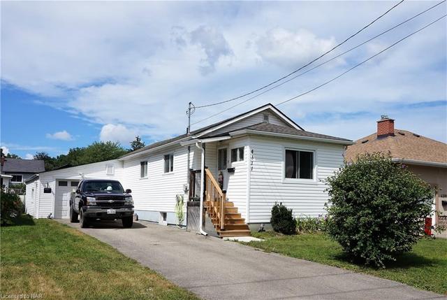 4311 Chippawa Parkway, House detached with 2 bedrooms, 1 bathrooms and 3 parking in Niagara Falls ON | Image 1