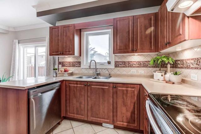 38 Batteaux St, House detached with 4 bedrooms, 3 bathrooms and 4 parking in Barrie ON | Image 2