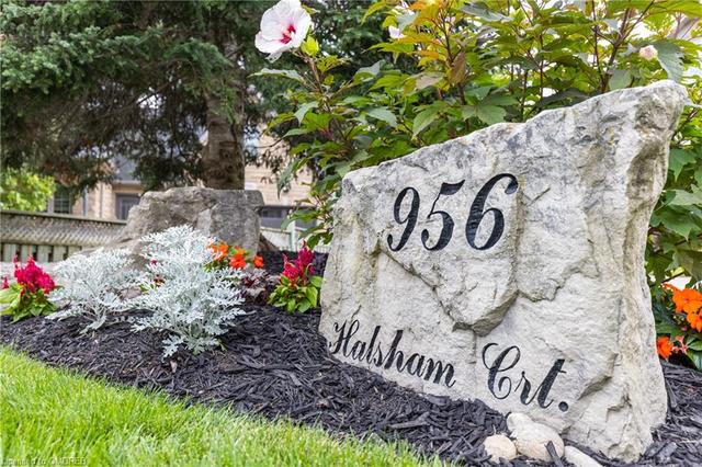 956 Halsham Court, House detached with 4 bedrooms, 2 bathrooms and 8 parking in Mississauga ON | Image 3