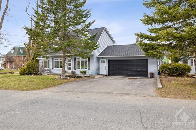 2 Crawford Street, House detached with 3 bedrooms, 2 bathrooms and 4 parking in Brockville ON | Image 2