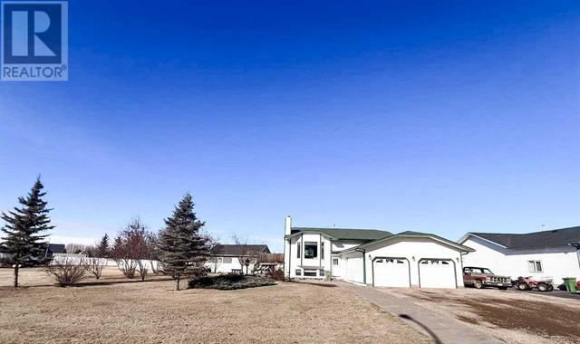 9006 101 Street, House detached with 6 bedrooms, 3 bathrooms and 8 parking in Mackenzie County AB | Image 2