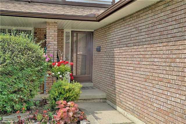 98 Massey St, House detached with 4 bedrooms, 4 bathrooms and 4 parking in Brampton ON | Image 2
