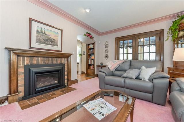 330 Queen Street W, House detached with 4 bedrooms, 1 bathrooms and null parking in Wellington North ON | Image 3
