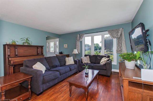 1120 Cambridge Crescent, House detached with 4 bedrooms, 2 bathrooms and 2 parking in Sarnia ON | Image 1