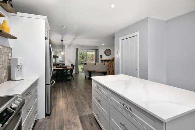 545 Oxbow Cres, Townhouse with 3 bedrooms, 3 bathrooms and 1 parking in Collingwood ON | Image 4