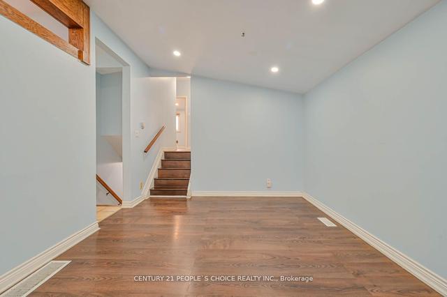 11 Checker Crt, House detached with 3 bedrooms, 2 bathrooms and 4 parking in Toronto ON | Image 21