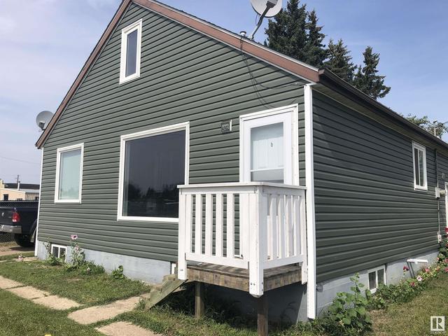 4902 53 Av, House attached with 3 bedrooms, 2 bathrooms and null parking in Vegreville AB | Image 1