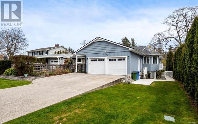 3371 Woodburn Ave, House detached with 5 bedrooms, 3 bathrooms and 4 parking in Oak Bay BC | Image 47