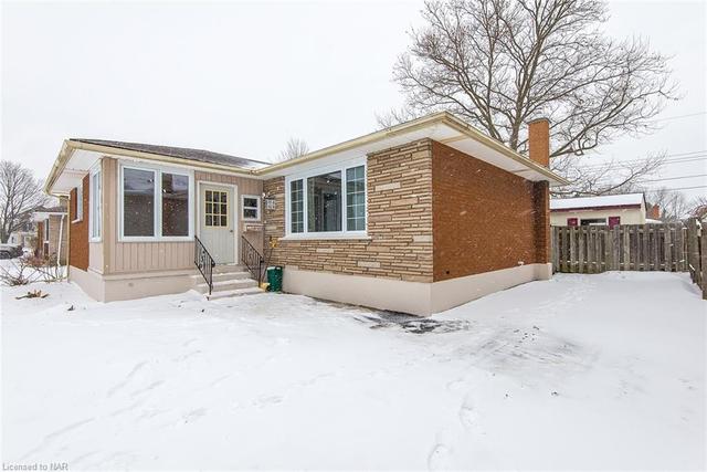208 Bradley Avenue, House detached with 3 bedrooms, 1 bathrooms and 2 parking in Welland ON | Image 1