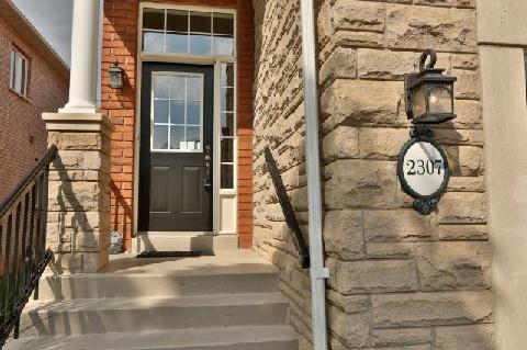 2307 Newcastle Cres, House semidetached with 1 bedrooms, 2 bathrooms and 2 parking in Oakville ON | Image 2