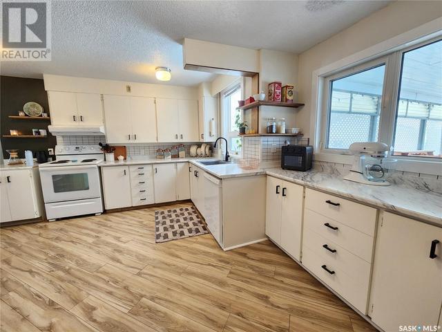 526 Main Street, House detached with 3 bedrooms, 2 bathrooms and null parking in Radville SK | Image 10