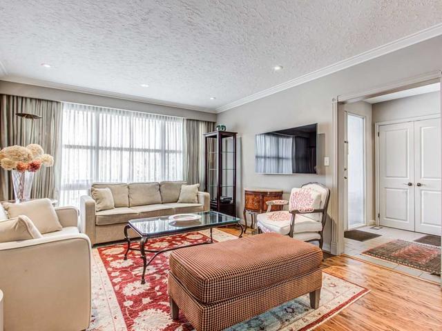 19 Canary Cres, House detached with 3 bedrooms, 2 bathrooms and 6 parking in Toronto ON | Image 9