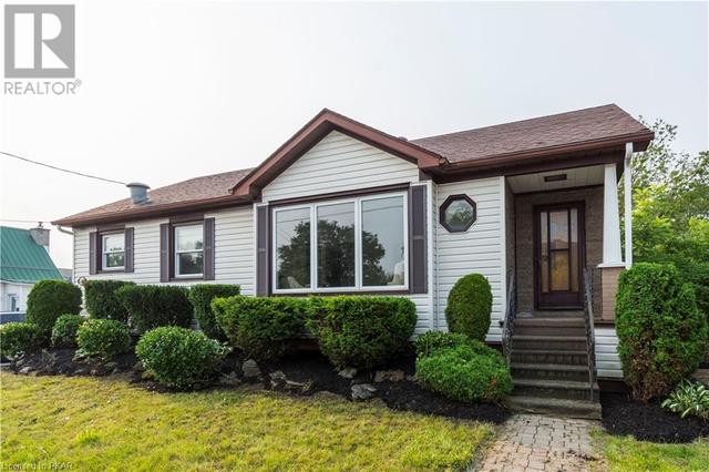 129 College Street W, House detached with 3 bedrooms, 1 bathrooms and 4 parking in Belleville ON | Image 1