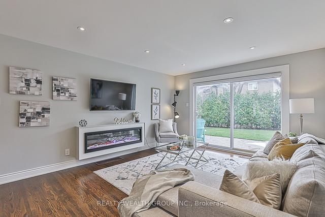 31 Greenwin Village Rd, House detached with 4 bedrooms, 2 bathrooms and 3 parking in Toronto ON | Image 6