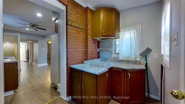 4 Lippincott St W, House detached with 4 bedrooms, 2 bathrooms and 2 parking in Toronto ON | Image 5
