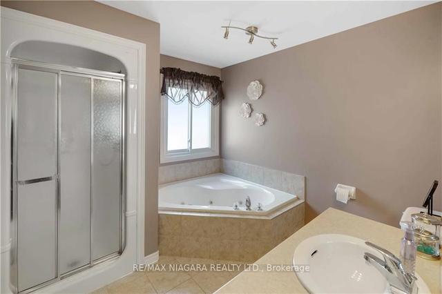 7228 Kelly Dr, House detached with 3 bedrooms, 2 bathrooms and 3 parking in Niagara Falls ON | Image 4