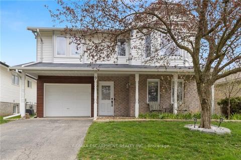 9 Hobart Cres, House detached with 4 bedrooms, 2 bathrooms and 3 parking in Brantford ON | Card Image